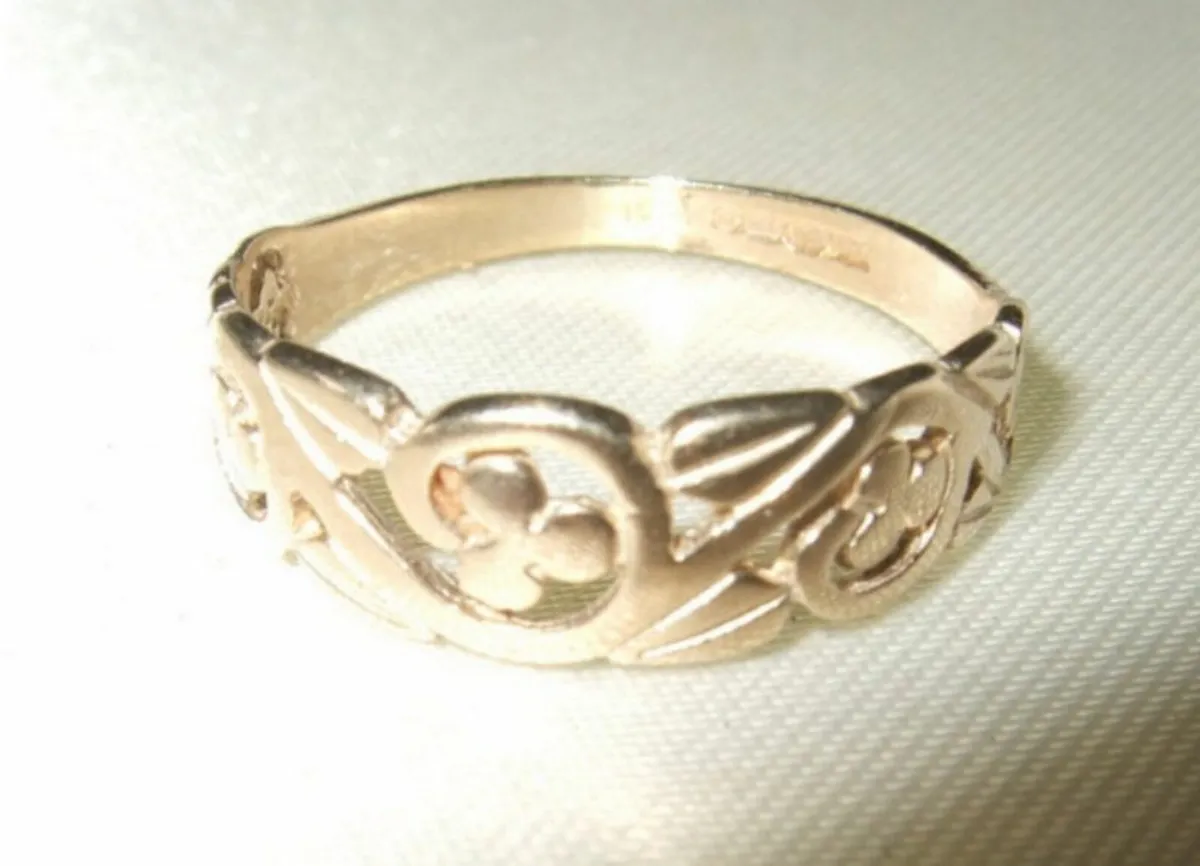 Vintage Hallmarked Unisex Clover Wedding Band - Image 4