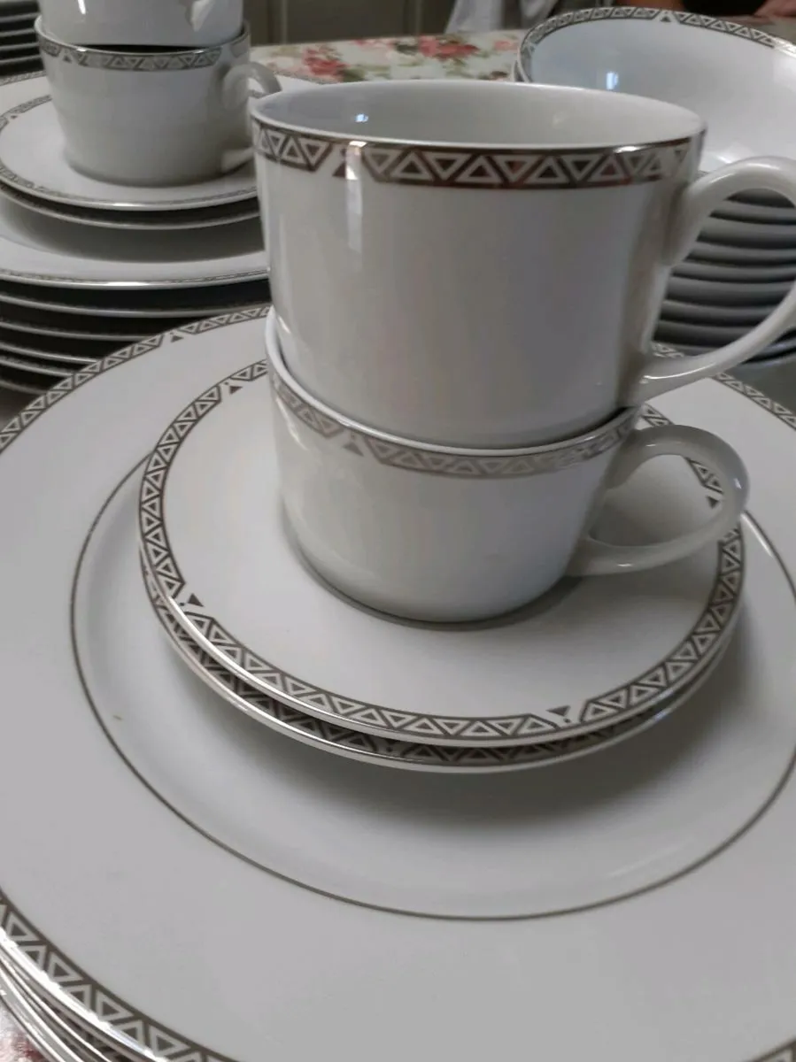 Royal Doulton Dinner and Tea set - Image 1