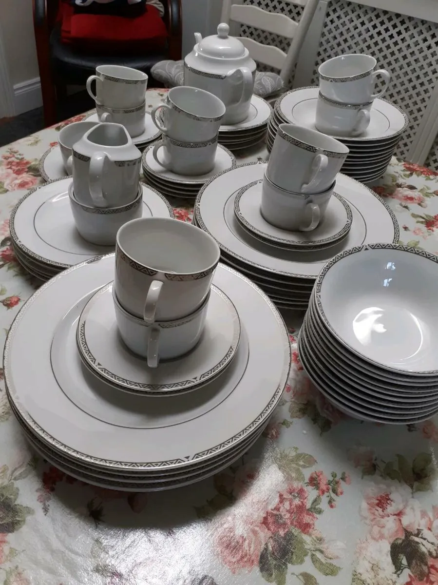 Royal Doulton Dinner and Tea set - Image 2