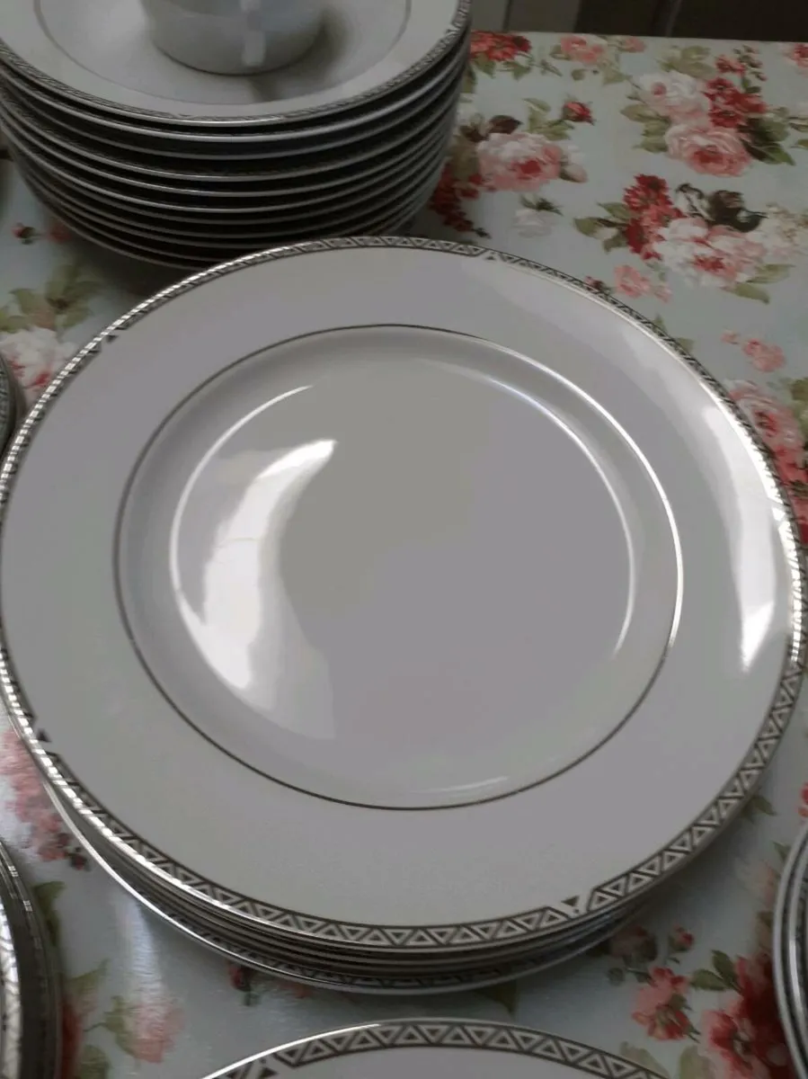 Royal Doulton Dinner and Tea set - Image 3