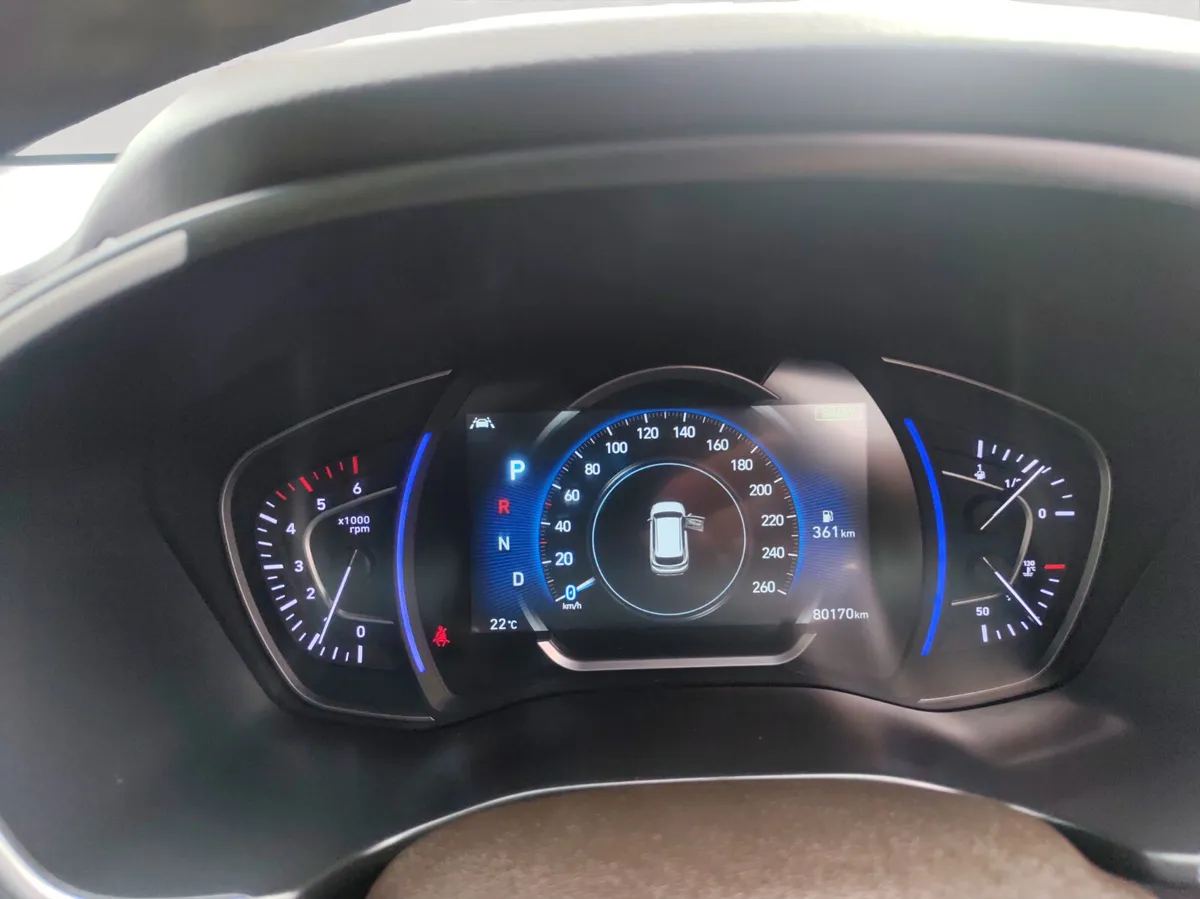Hyundai Santa Fe premium plus Auto - Image 4