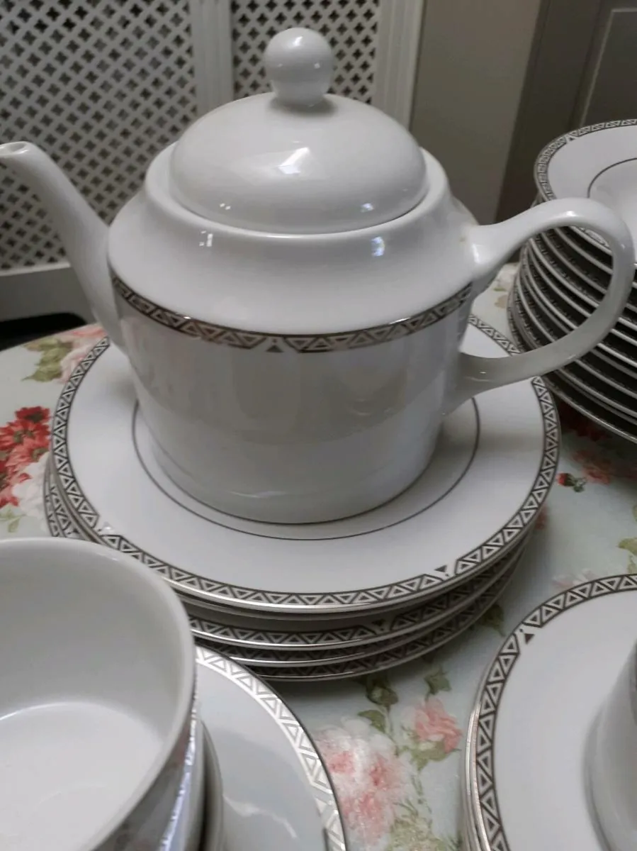 Royal Doulton Dinner and Tea set - Image 4