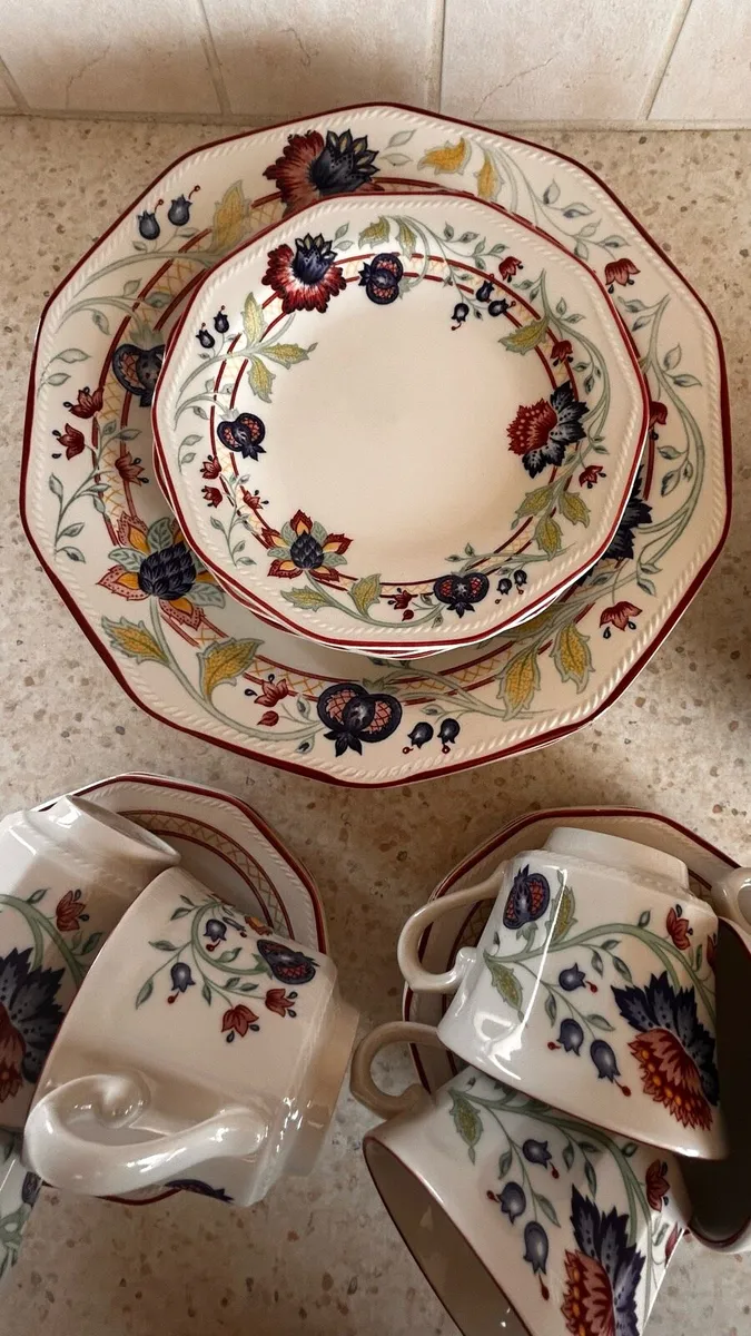Fine English Tablewear Dinner and Tea Set - Image 1