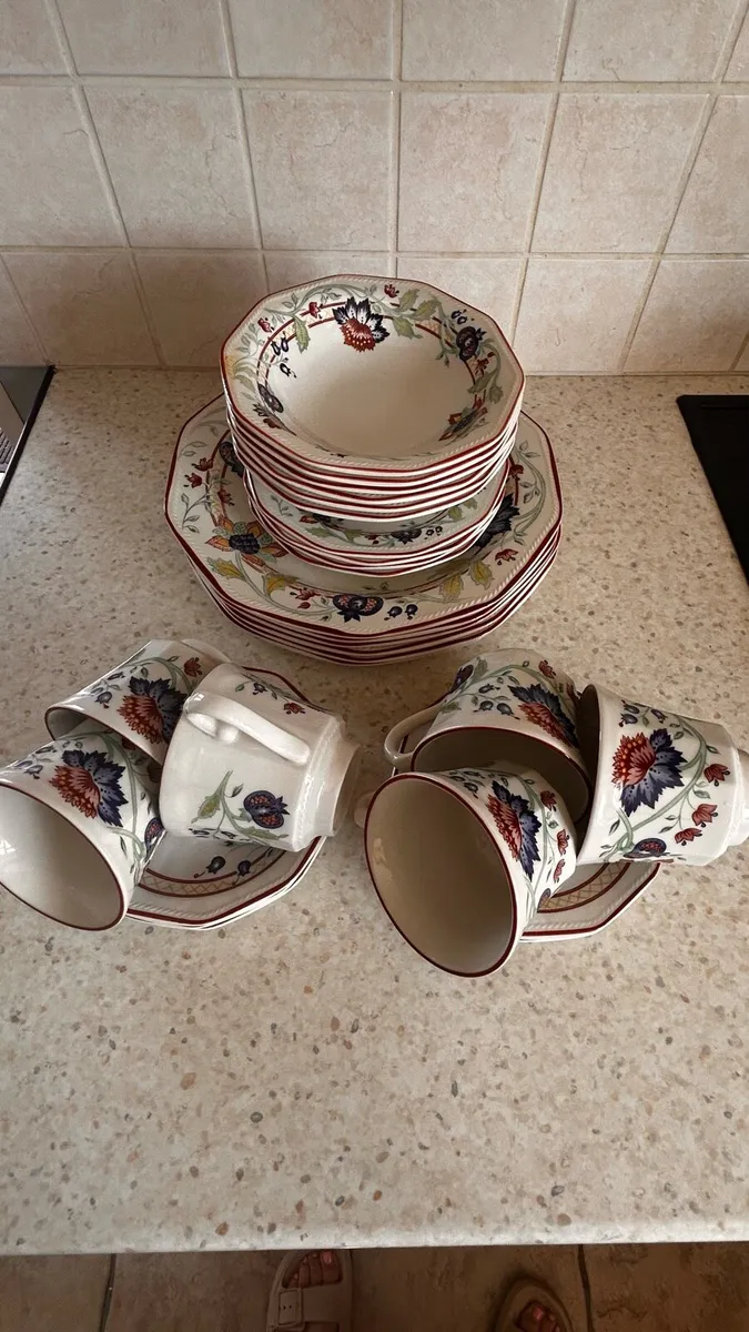 Fine English Tablewear Dinner and Tea Set - Image 2
