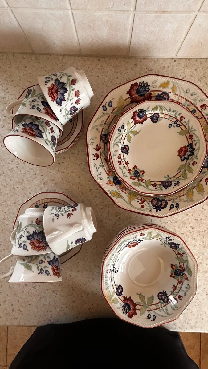 Fine English Tablewear Dinner and Tea Set - Image 3