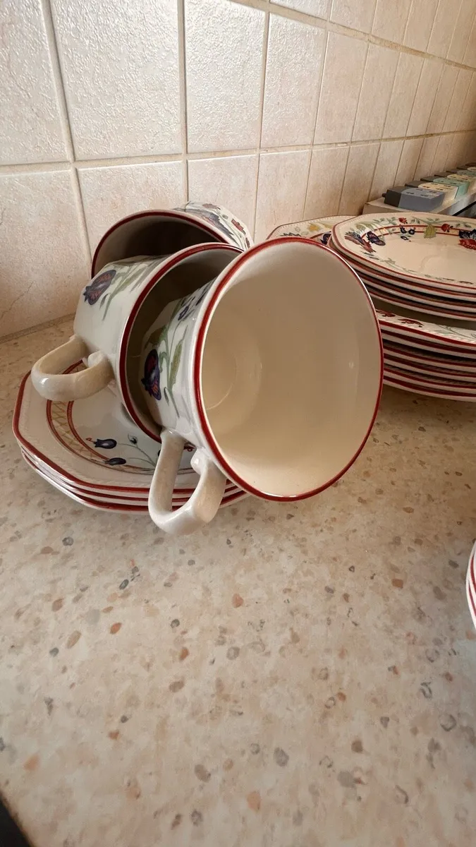 Fine English Tablewear Dinner and Tea Set - Image 4