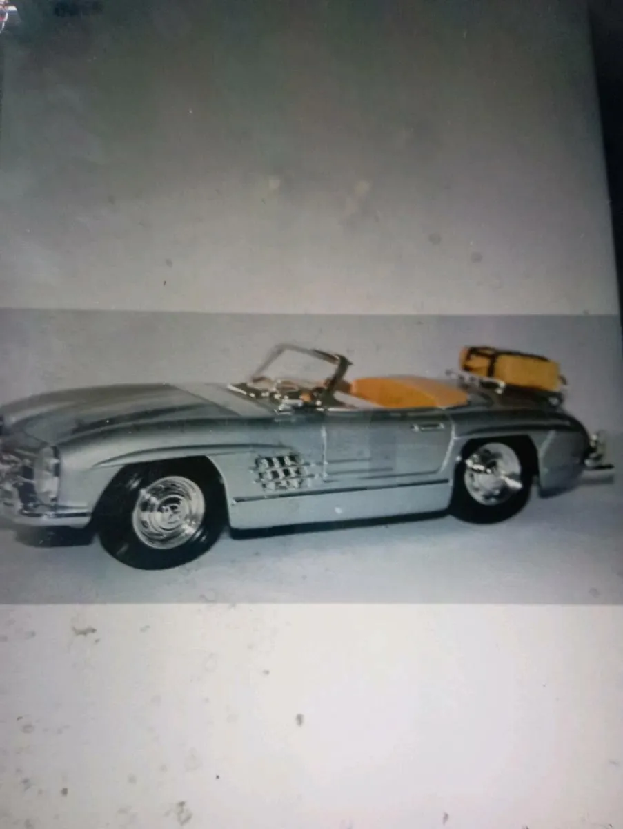 1957 MERCEDES - BENZ 300 SL ROADSTER   1- 24 SCALE