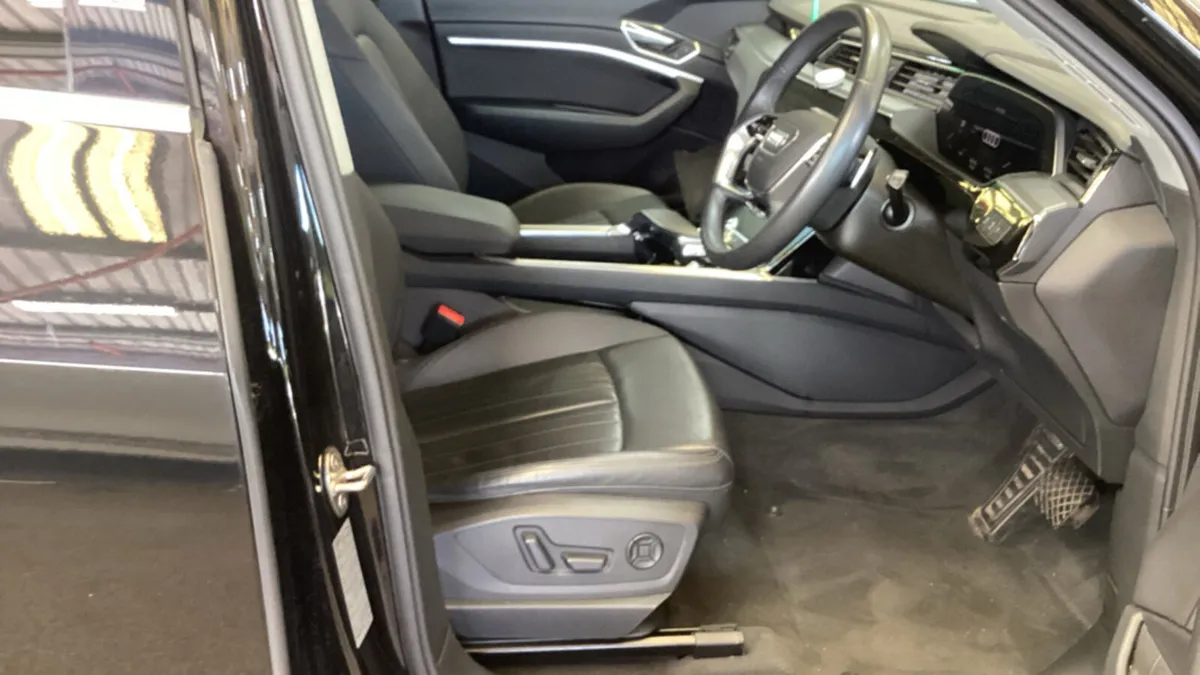 AUDI E-TRON TECHNIK 55 QUATTRO // PAN SUNROOF - Image 2