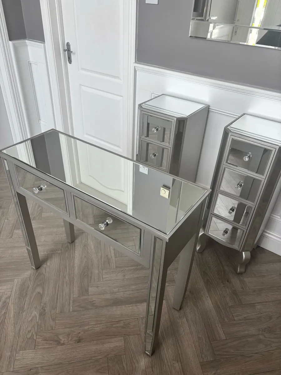 Mirrored tables - Image 1