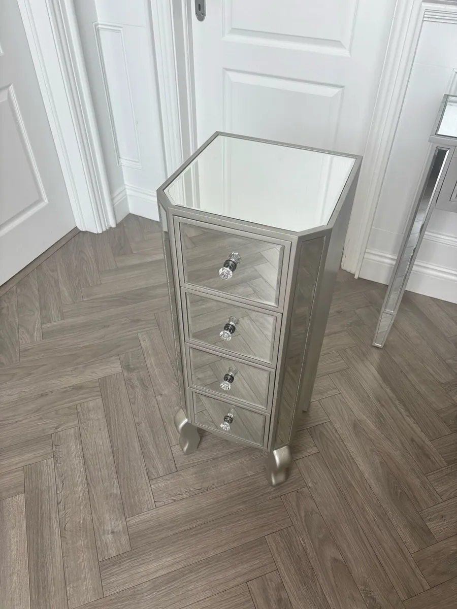 Mirrored tables - Image 2