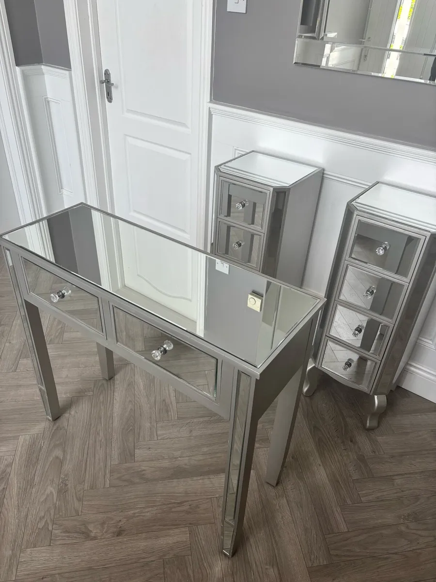 Mirrored tables - Image 3