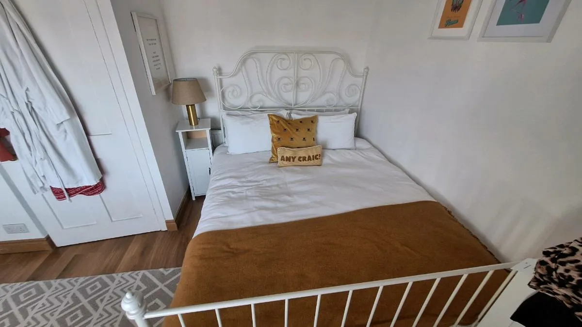 King-size bed - Image 1