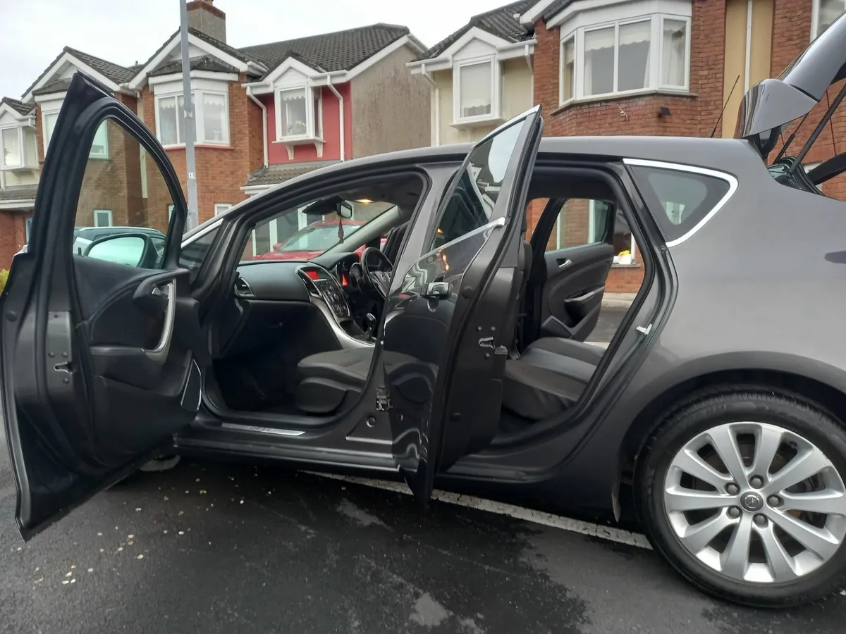 Opel Astra 2012 - Image 1