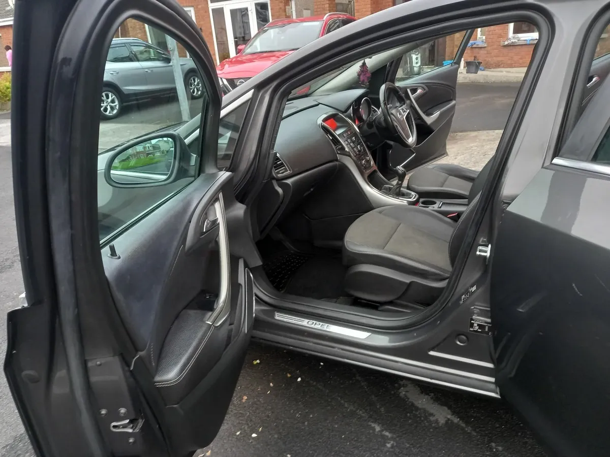 Opel Astra 2012 - Image 2