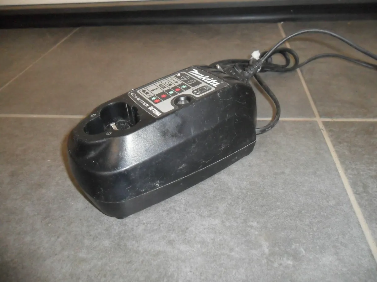 Makita battery charger - Image 2