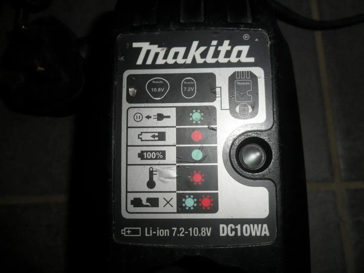 Makita battery charger - Image 4