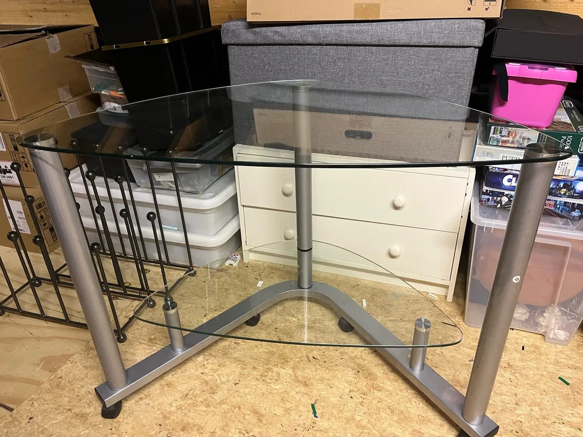 Office table - Image 1