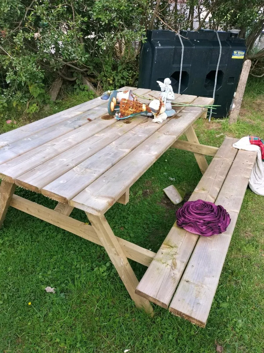 Picnic bench / table