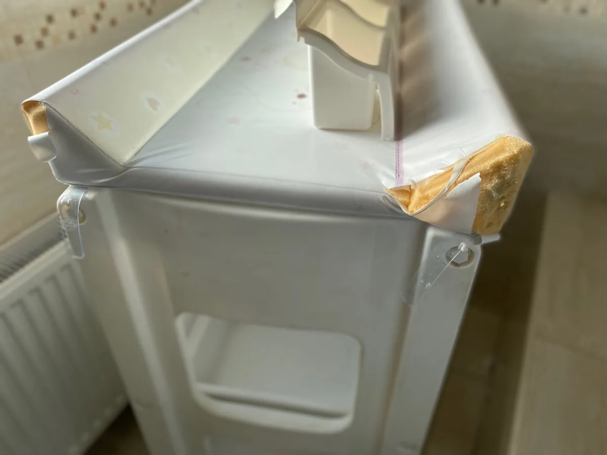 Baby changing table and bath - Image 2