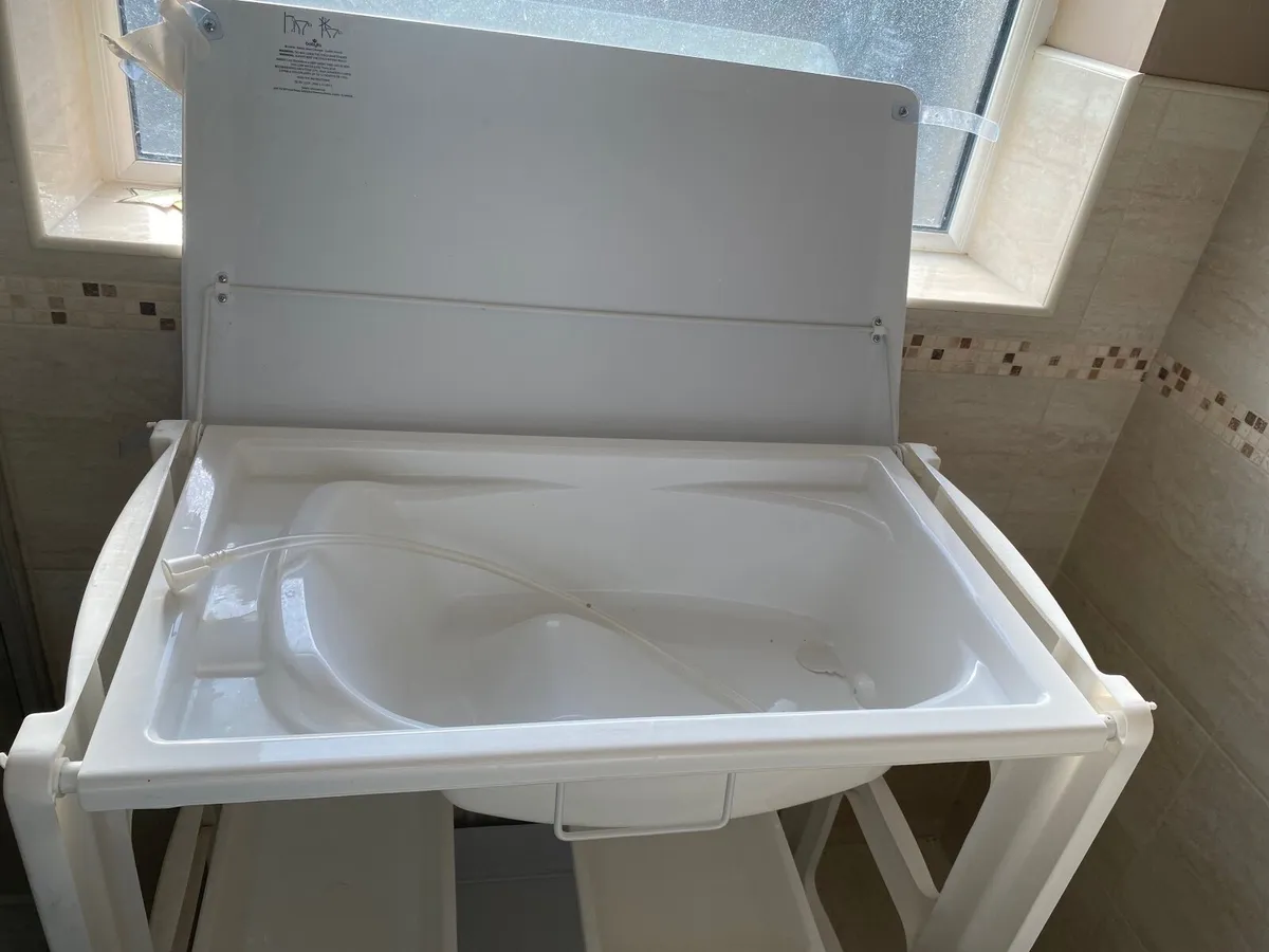 Baby changing table and bath - Image 3