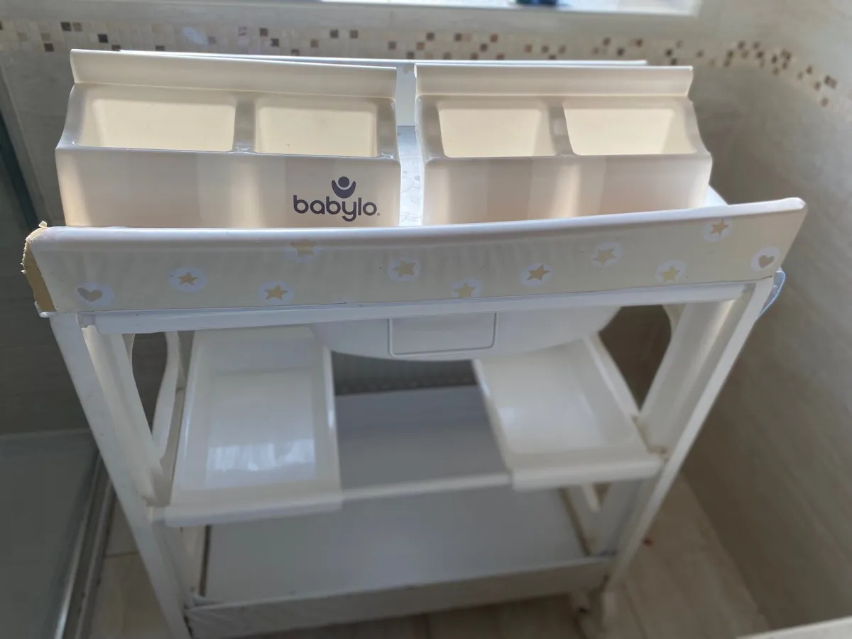 Baby changing table and bath - Image 4