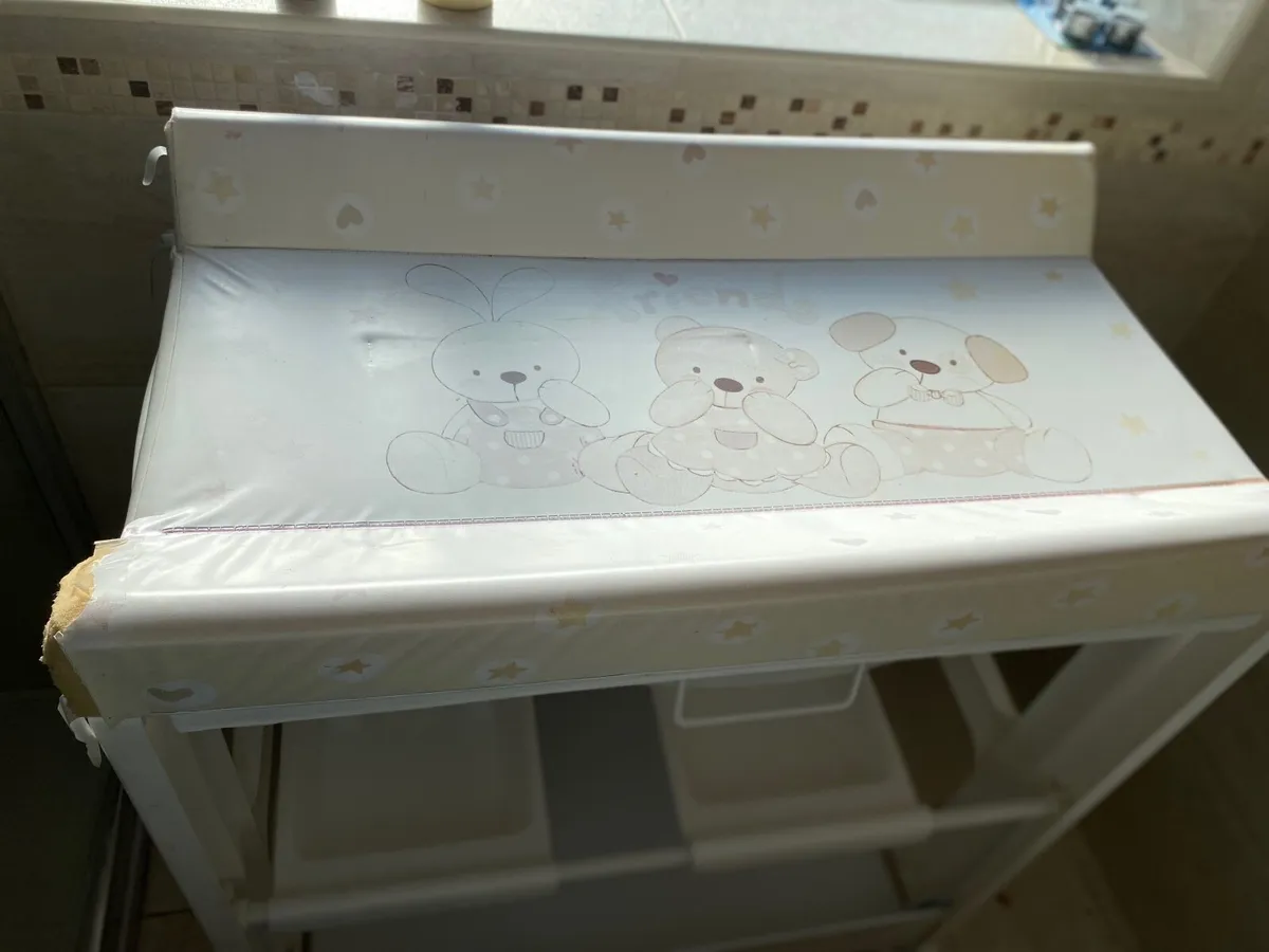 Baby changing table and bath - Image 1