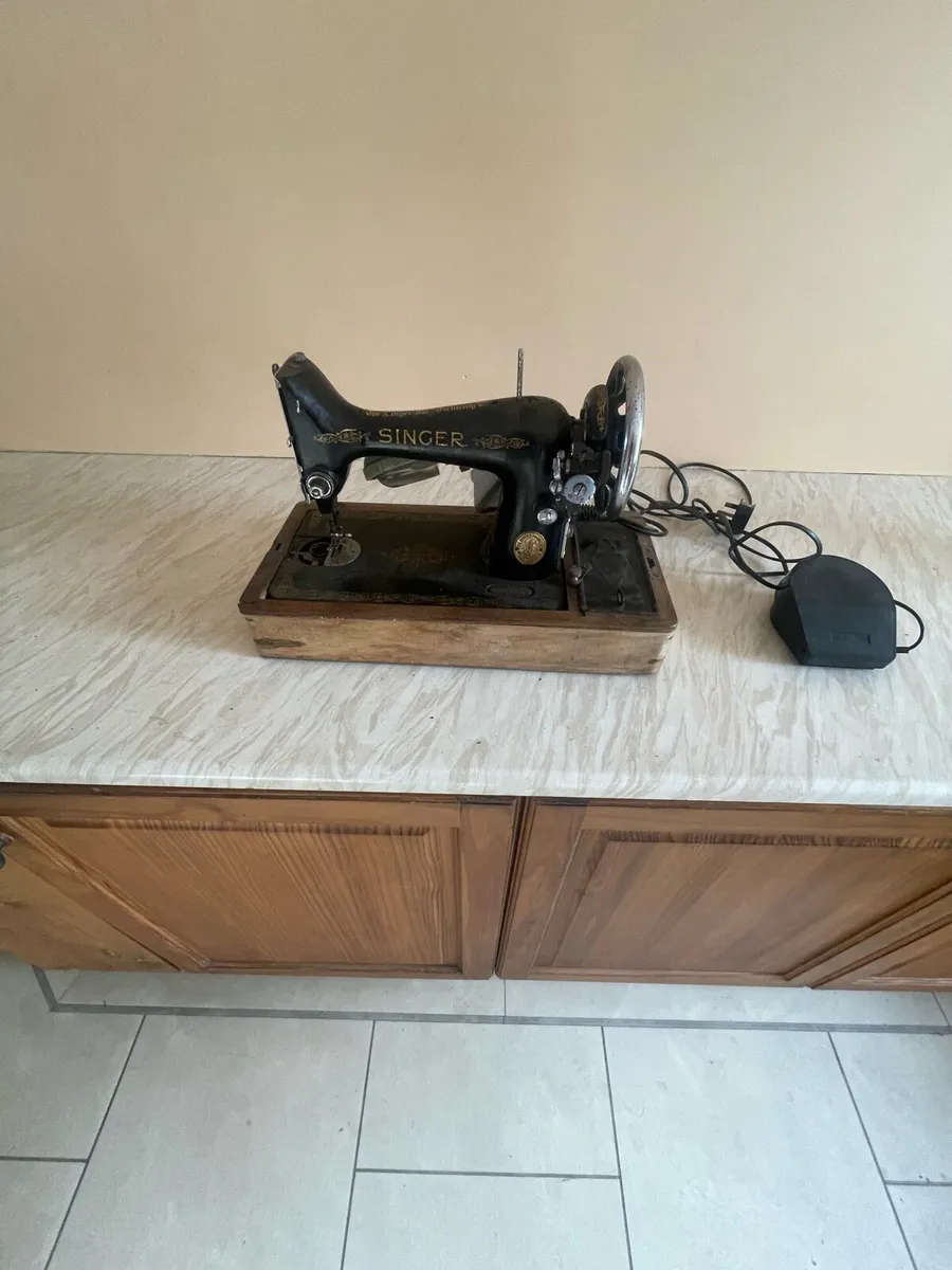 Singer sewing machine - Image 1