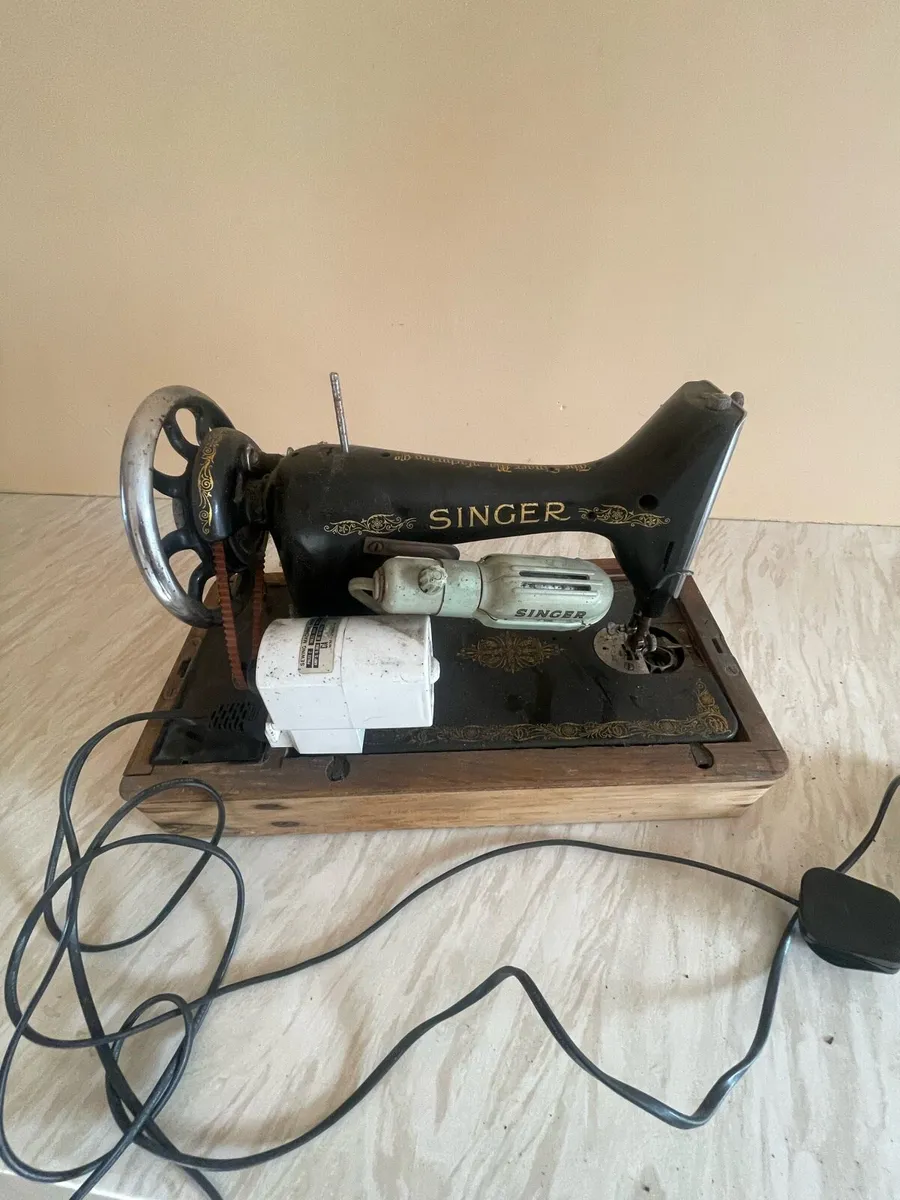 Singer sewing machine - Image 2