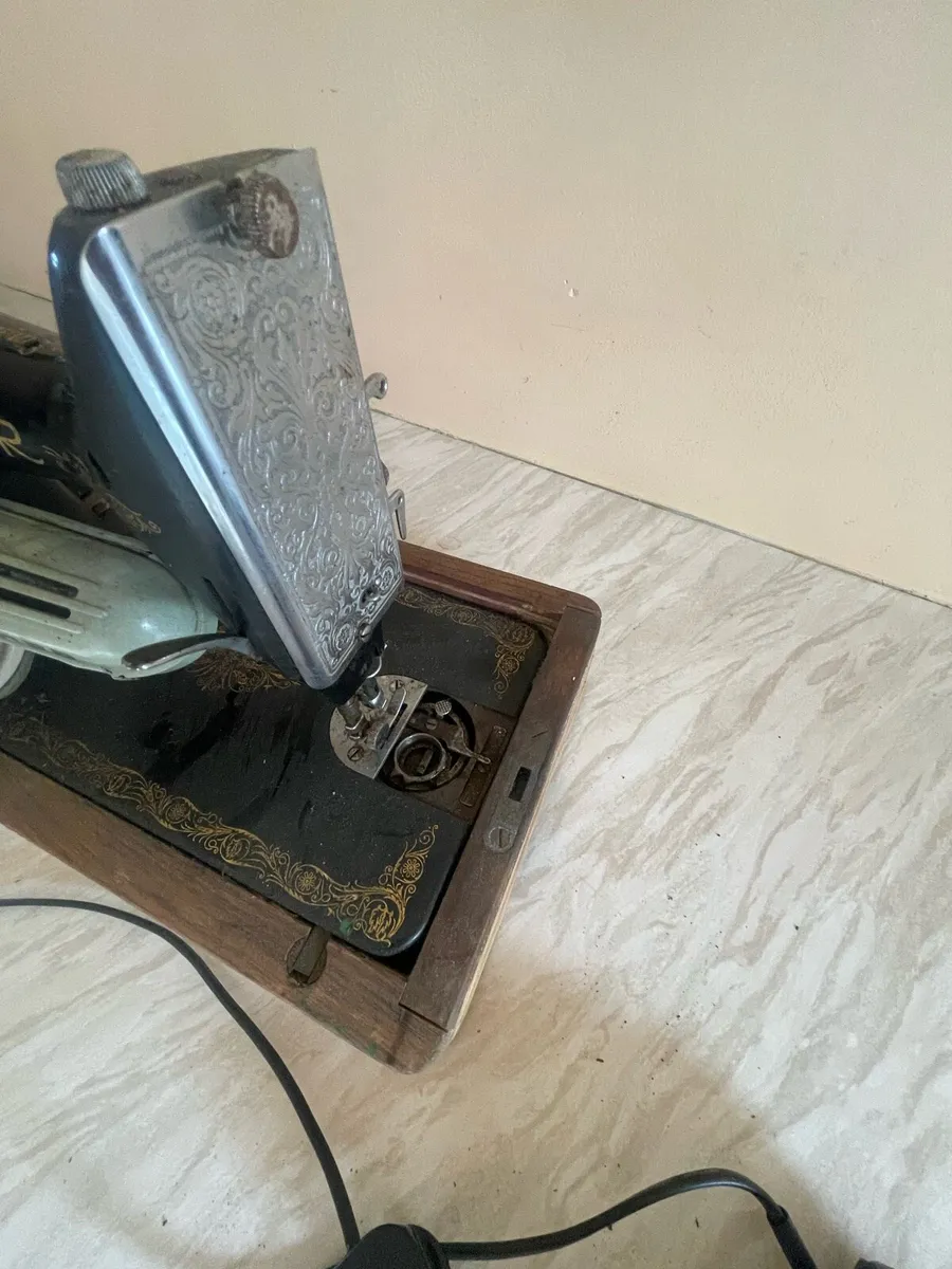 Singer sewing machine - Image 3