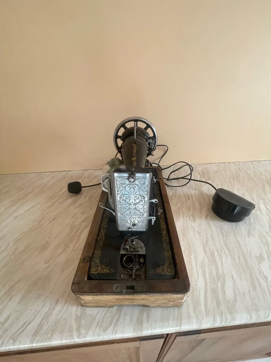Singer sewing machine - Image 4