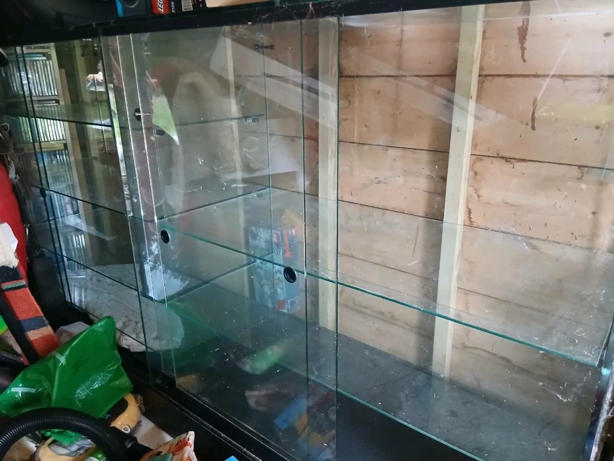 Glass shop display cabinet