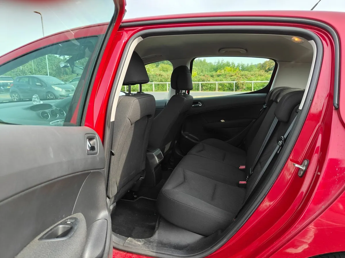 Peugeot 308 in excellent condition - Image 2