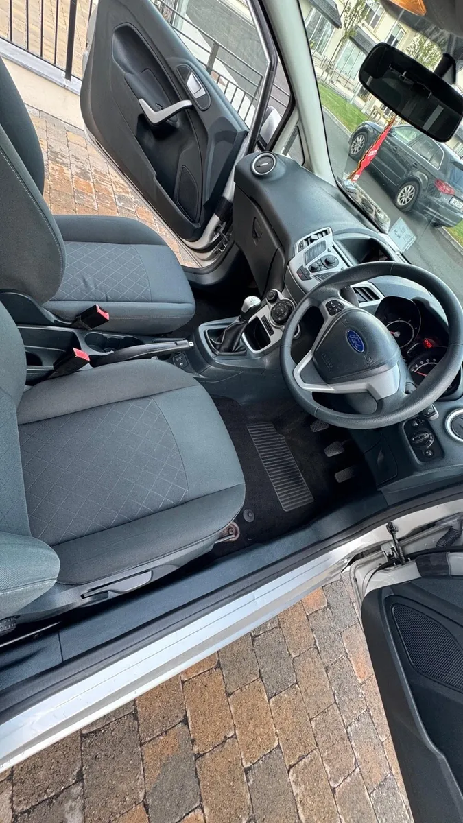 FORD FIESTA ARGENTO 1.25 - Image 4