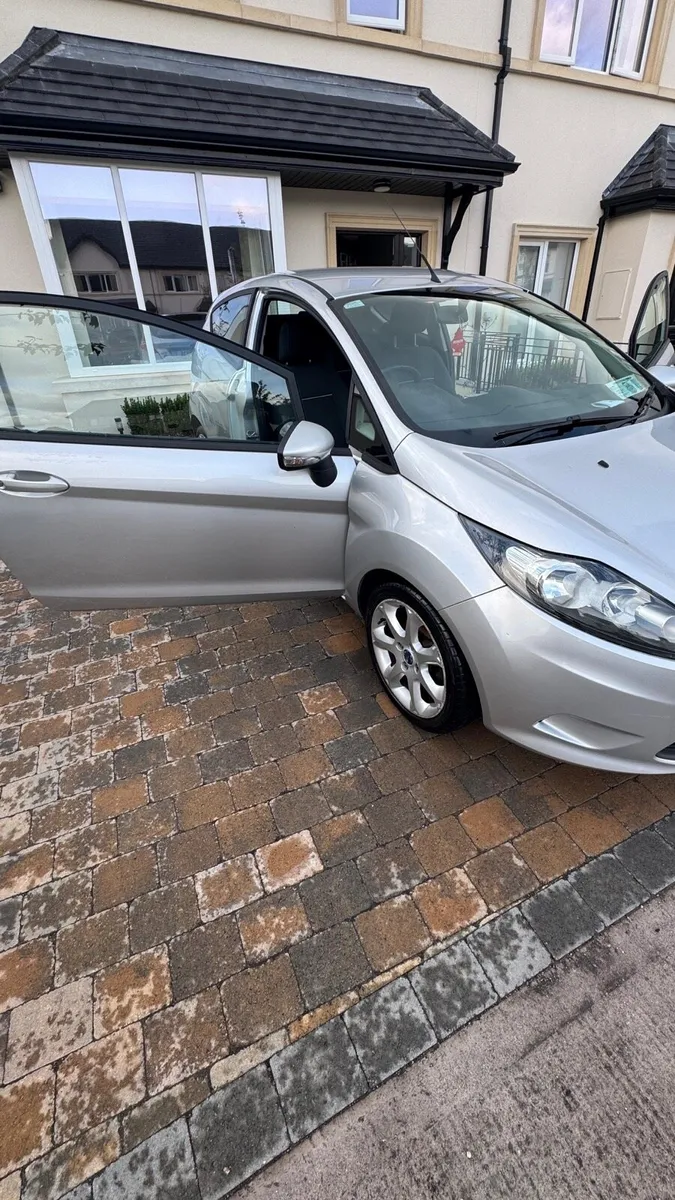 FORD FIESTA ARGENTO 1.25 - Image 1
