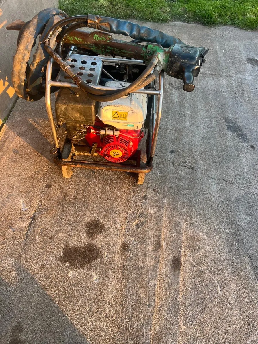 Hydraulic power pack with jack hammer - Image 1