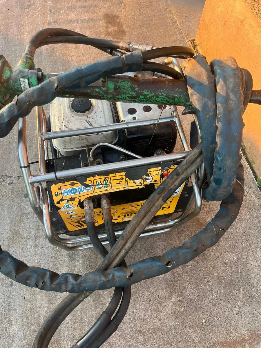 Hydraulic power pack with jack hammer - Image 2