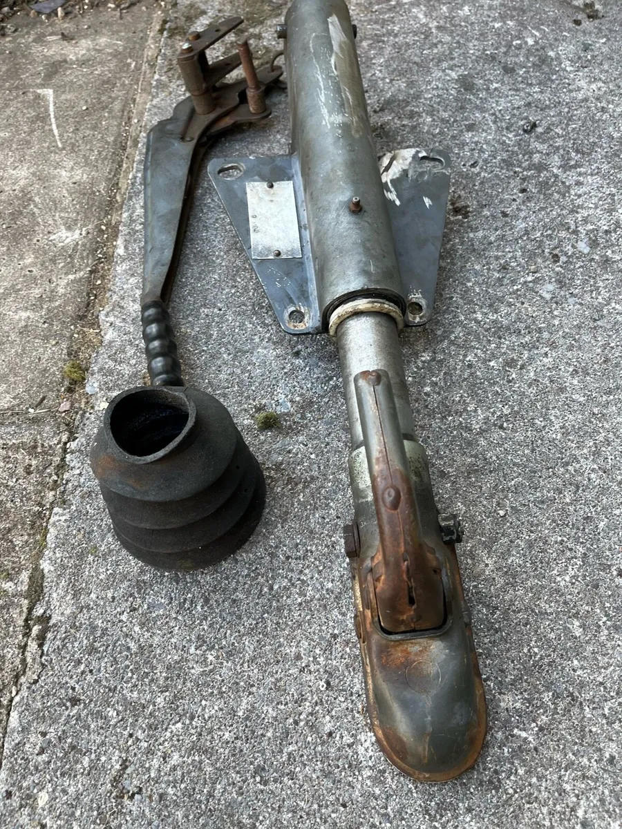BRADLEY sliding trailer hitch with handbrake lever - Image 1