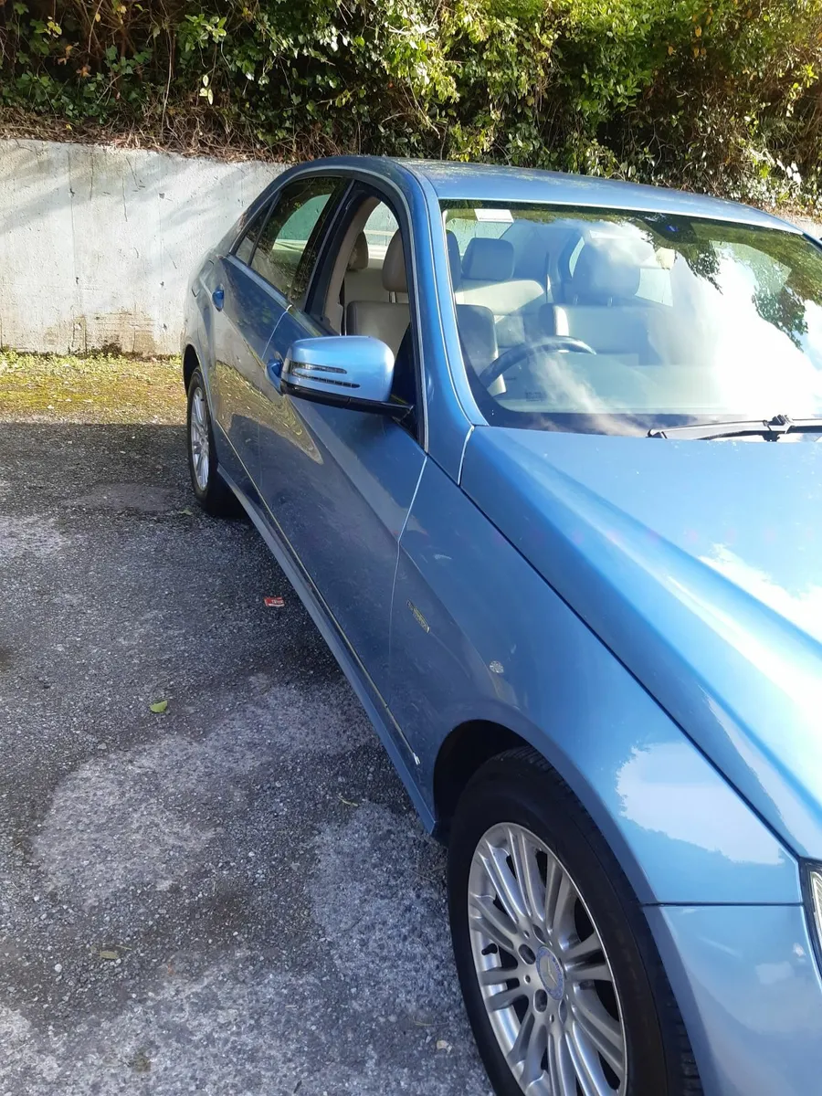 Mercedes-Benz E-Class 2011 - Image 2