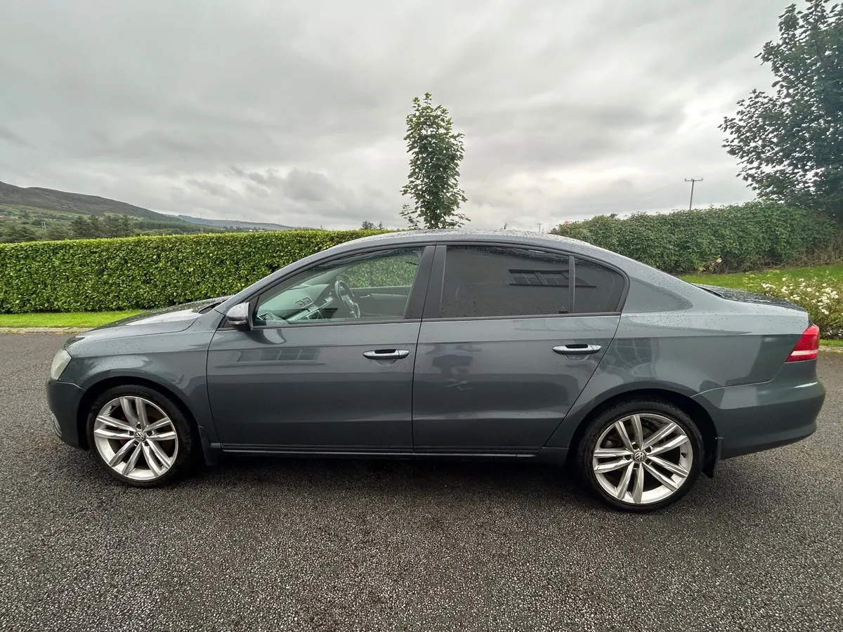Volkswagen Passat 2012 - Image 2