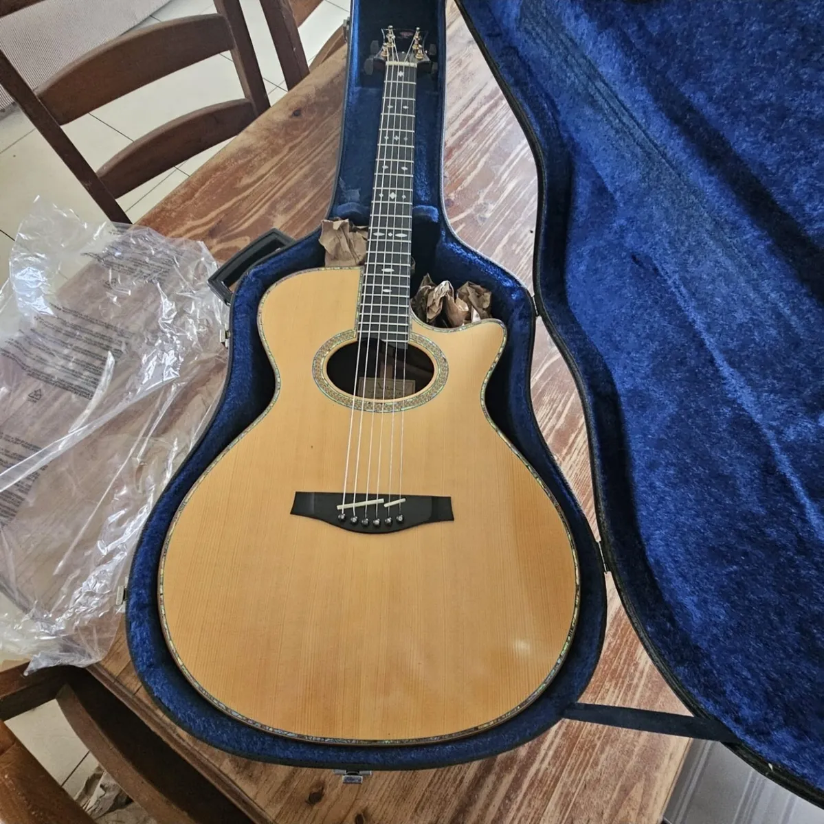 Acoustic guitar - Image 1