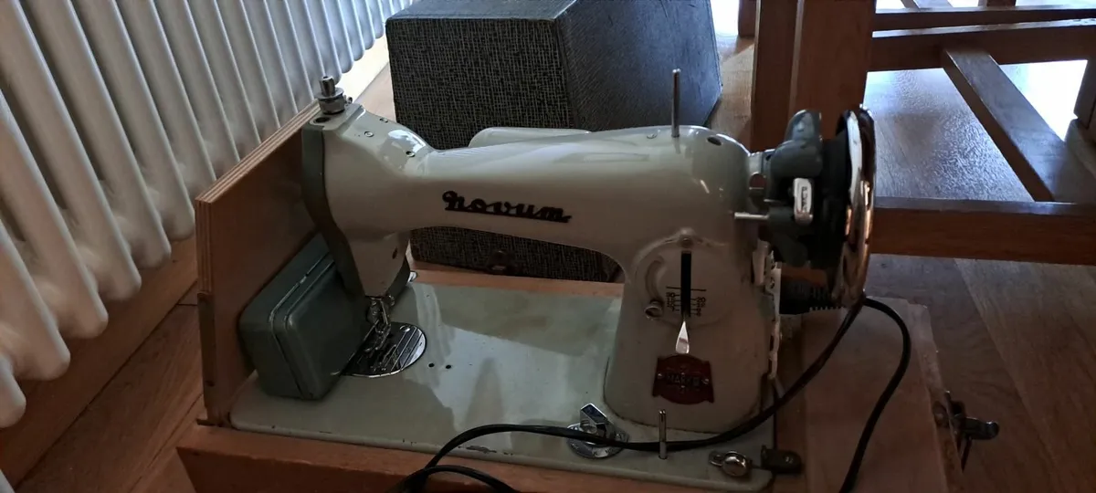 Free working sewing machine - Image 1