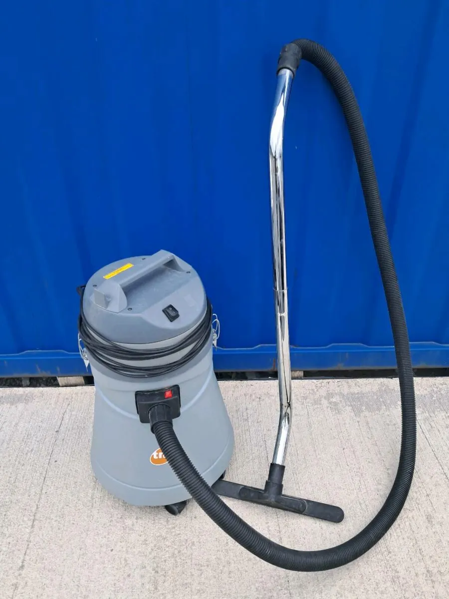 Wet pickup vacuum cleaner - Image 1