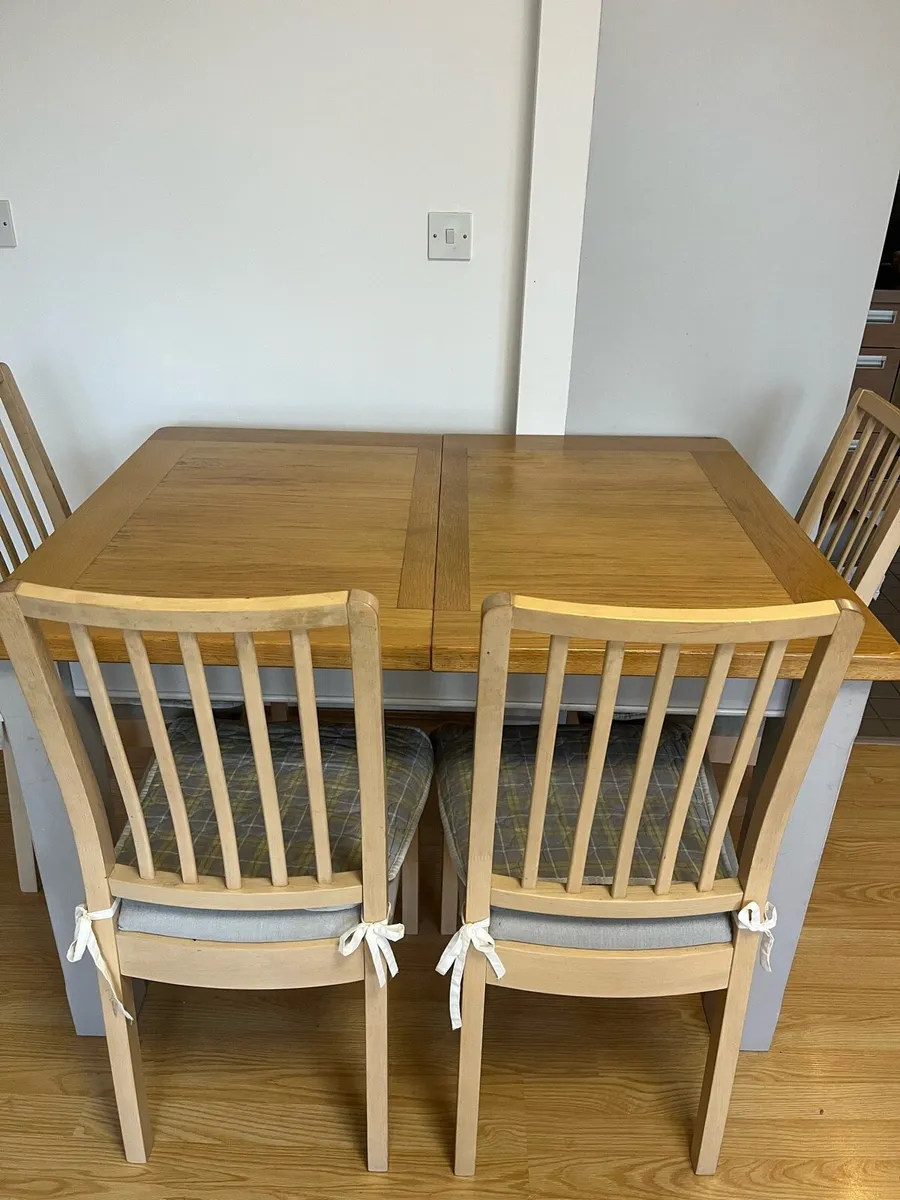 Extendable Dining table and chairs - Image 3
