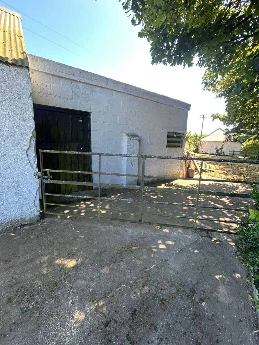 Stable and paddock - Image 1