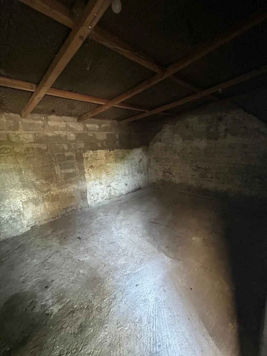 Stable and paddock - Image 3