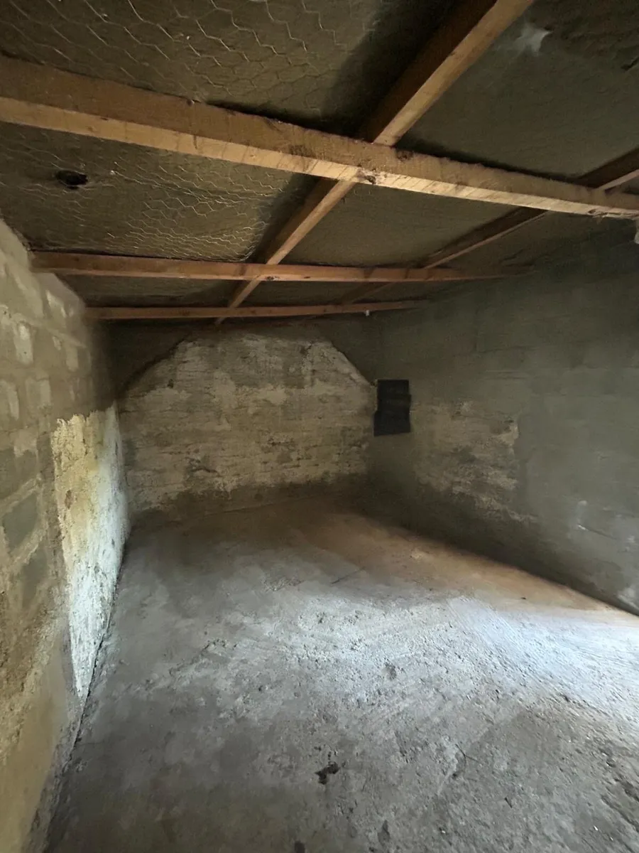 Stable and paddock - Image 4