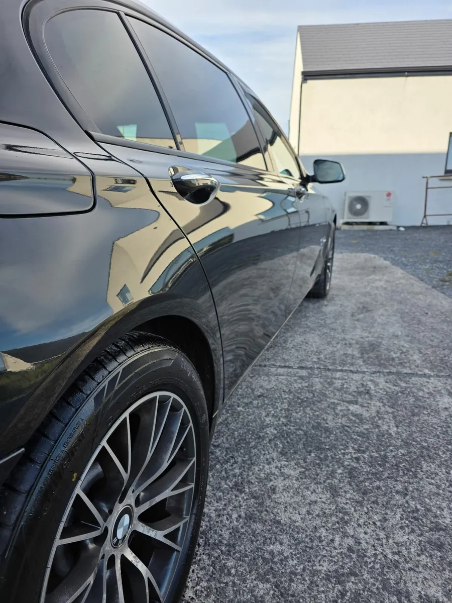 BMW 7-Series 2011 - Image 2