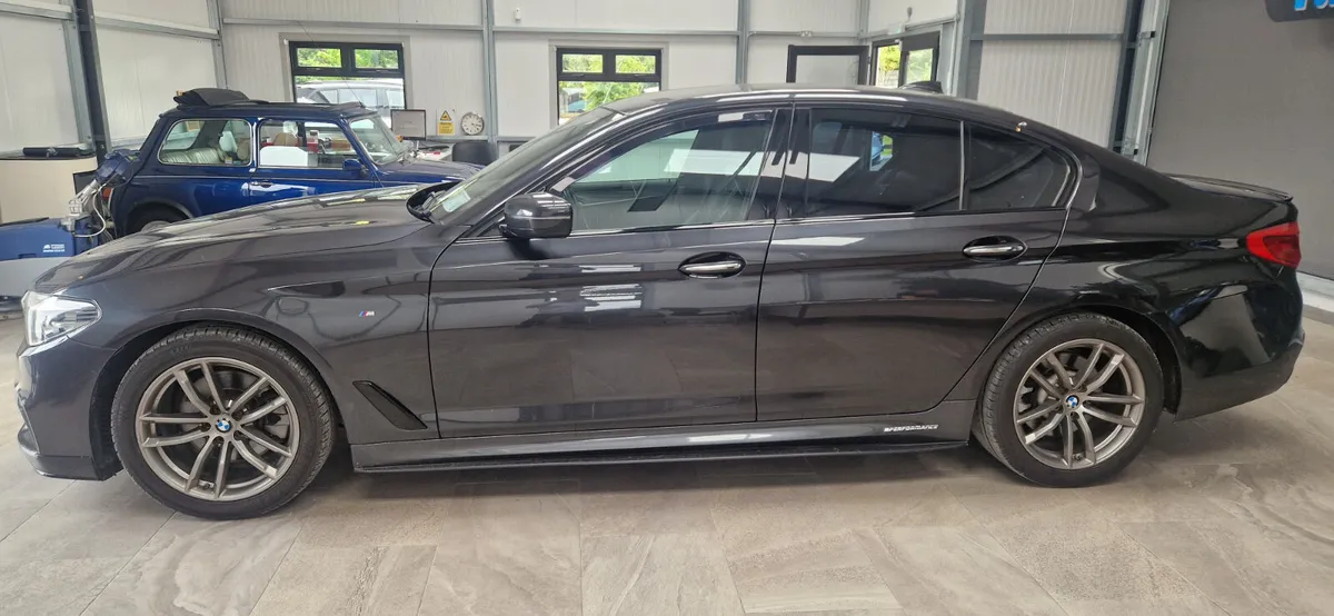 18 BMW 520 SERIES M-SPORT - Image 4