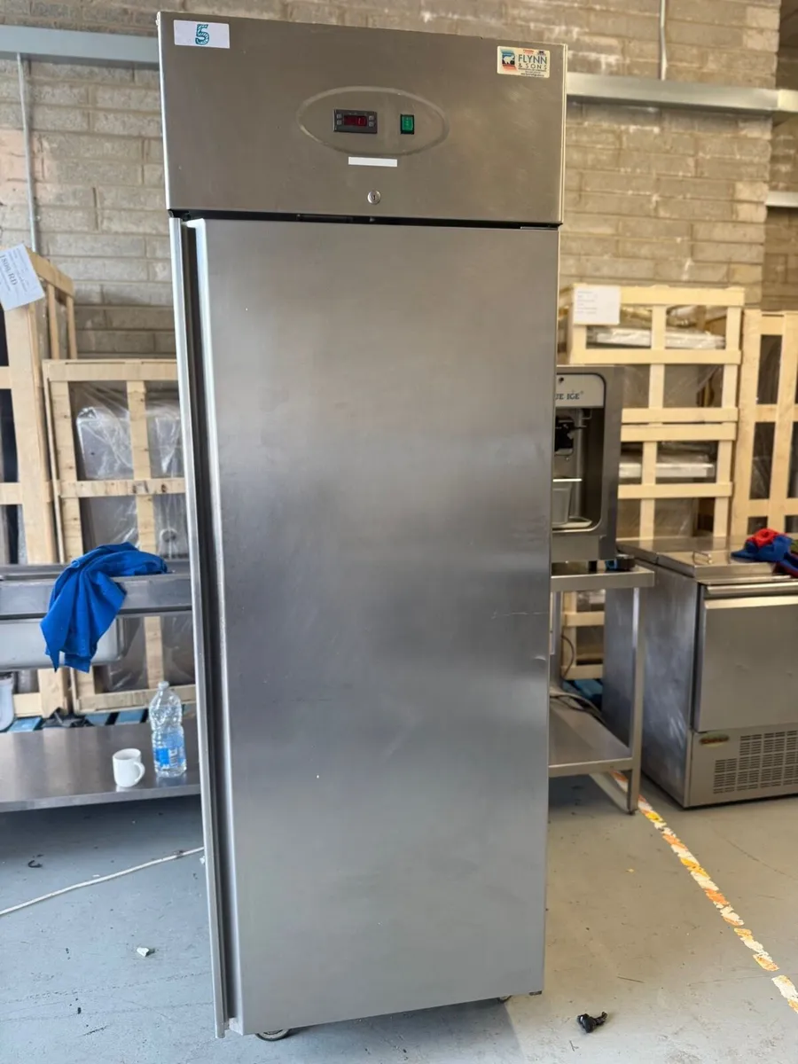 Single door upright fridge - Image 2