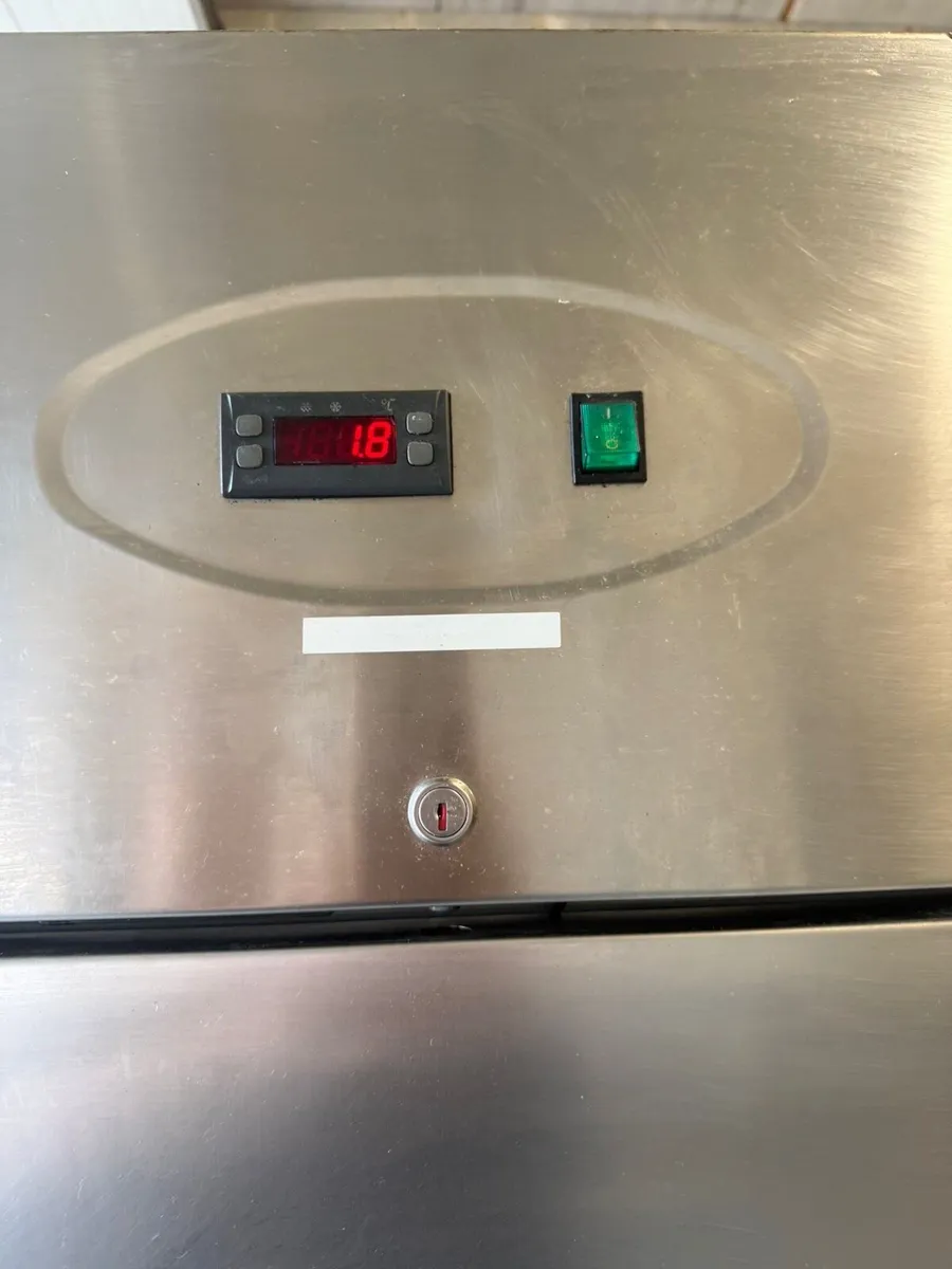 Single door upright fridge - Image 3